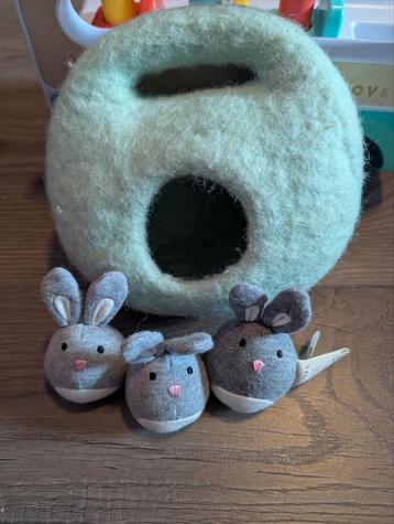 Lovevery holletje met konijntjes beschikbaar voor biedingen