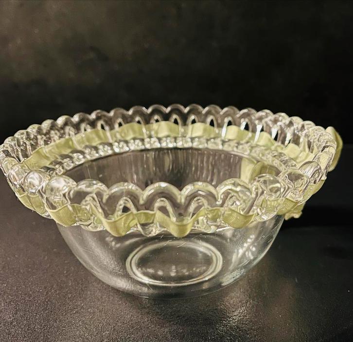 Glazen schaal met decoratieve rand, Antiek en Kunst, Antiek | Glas en Kristal, Ophalen of Verzenden