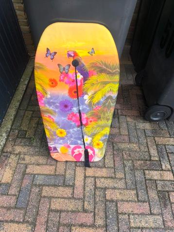 Surfplankje met tropische print beschikbaar voor biedingen