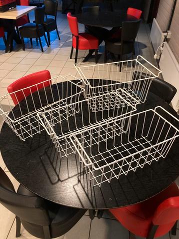Vier metalen korven beschikbaar voor biedingen