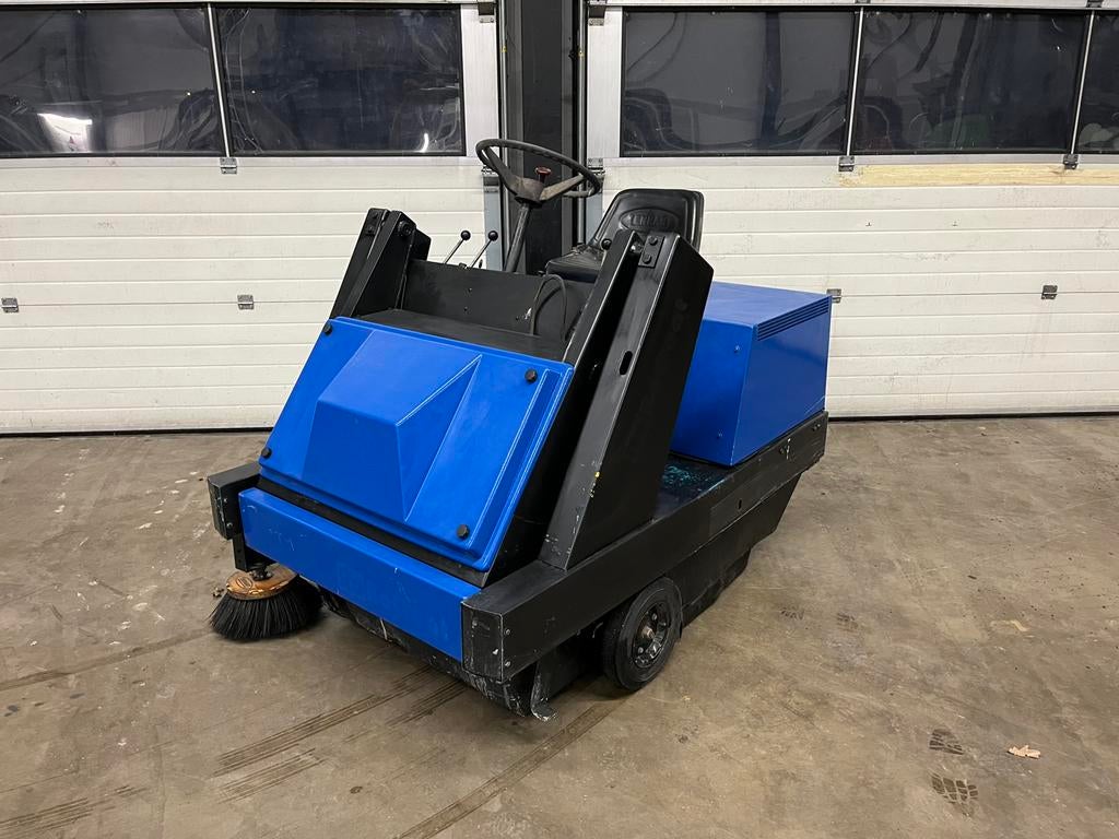 Tennant diesel zelfrijdende veegmachine hoogkieper, Tuin en Terras, Veegmachines, Ophalen of Verzenden, Zo goed als nieuw, Tennant