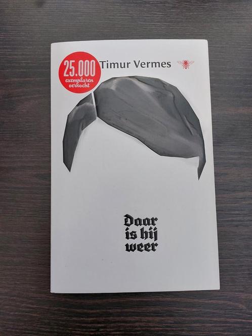 Timur Vermes - Daar is hij weer, Boeken, Literatuur, Zo goed als nieuw, Nederland, Ophalen of Verzenden