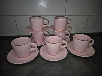 Kop en schotel roze beschikbaar voor biedingen