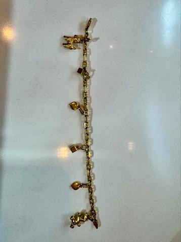 18K gouden armband met bedels beschikbaar voor biedingen