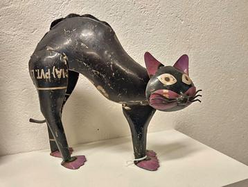 Zwarte kat met hoge rug van gerecycled blik beschikbaar voor biedingen