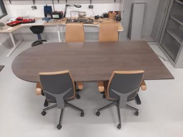 Keurige vergadertafel met 4x nette Giroflex stoelen