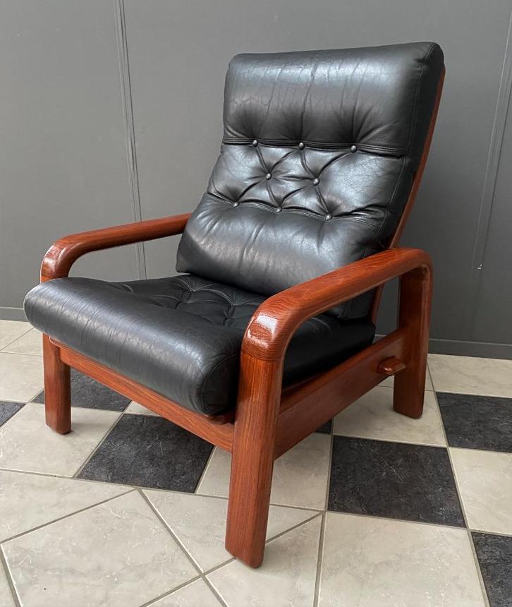 70 jaren zware TEAK hout fauteuil met zwart leren kussens 2X, Huis en Inrichting, Fauteuils, Gebruikt, Hout, Leer, 75 tot 100 cm
