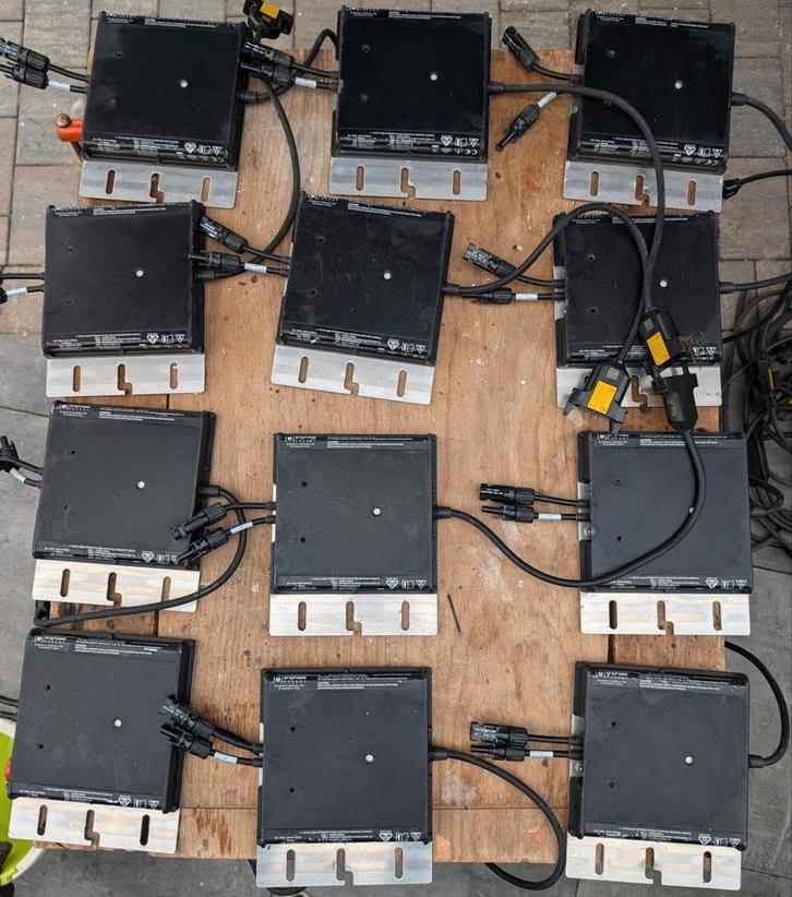 10x Enphase 250w en 2x 215w microomvormer met kabel, Doe-het-zelf en Verbouw, Elektra en Kabels, Gebruikt, Overige typen, Ophalen of Verzenden