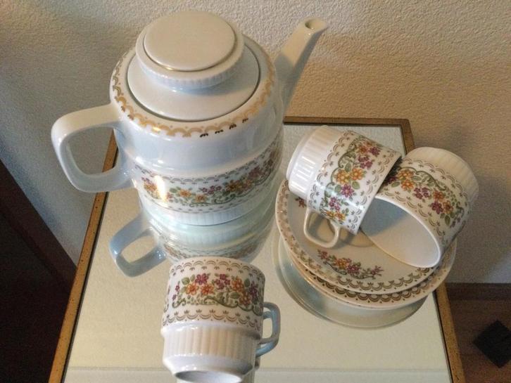 Porseleinen Theepot en 6 kop en schotels uit de vorige eeuw!, Antiek en Kunst, Antiek | Servies compleet, Ophalen of Verzenden