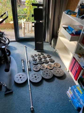 Gewichten, dumbells, barbell (180cm) en halterbank beschikbaar voor biedingen