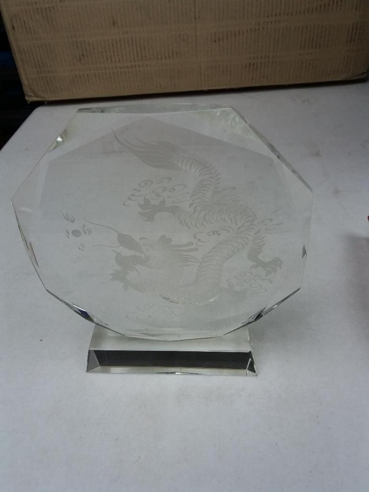 Glazen Chinese plaquette met gegrafeerde draak., Huis en Inrichting, Woonaccessoires | Overige, Nieuw, Ophalen of Verzenden