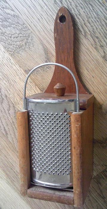 Vintage houten kleine rasp met bakje nootmuskaat rasp beschikbaar voor biedingen