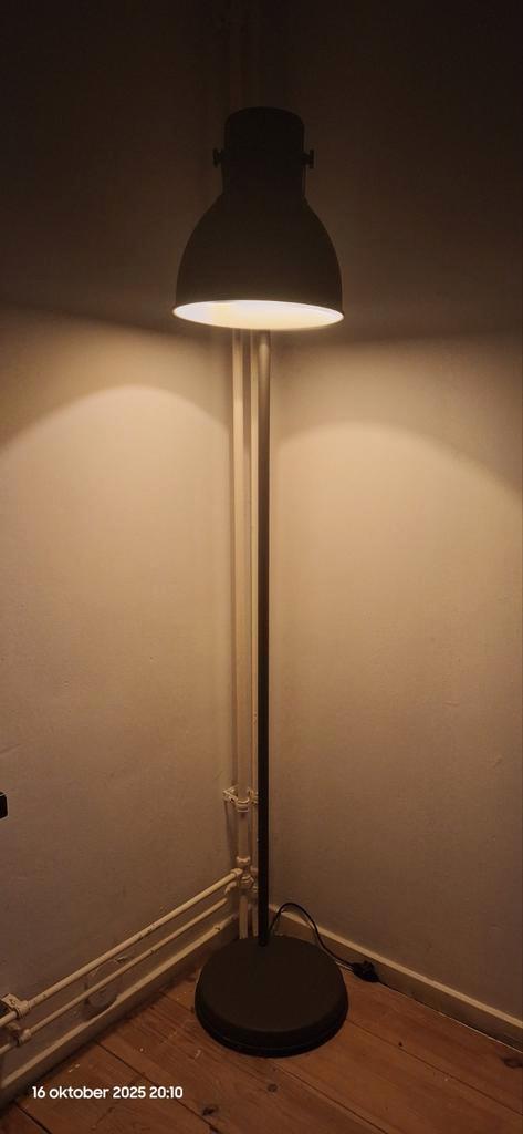 Verstelbare Ikea Hektar grijze Vloerlamp - Richt het Licht!, Huis en Inrichting, Lampen | Vloerlampen, Zo goed als nieuw, Ophalen of Verzenden