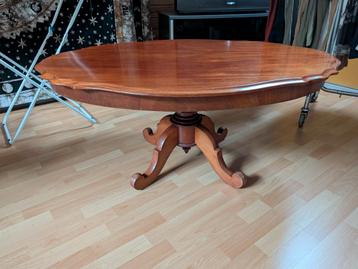 Mooie grote houten salontafel met sierlijke poten beschikbaar voor biedingen