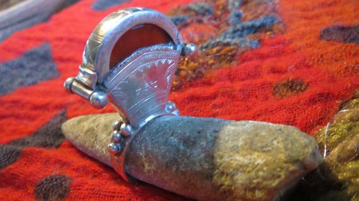 Zilveren Toeareg ring, maat 17, met ronde carneool steen, Sieraden, Tassen en Uiterlijk, Ringen, Zo goed als nieuw, Dame of Heer