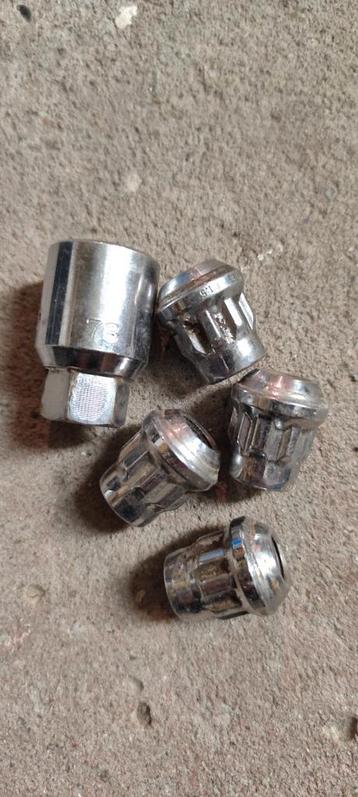 Set Slotbouten voor Autovelgen beschikbaar voor biedingen