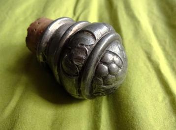 Tinnen (Pewter) flessenstop op gedeeltelijk gebroken kurk   beschikbaar voor biedingen