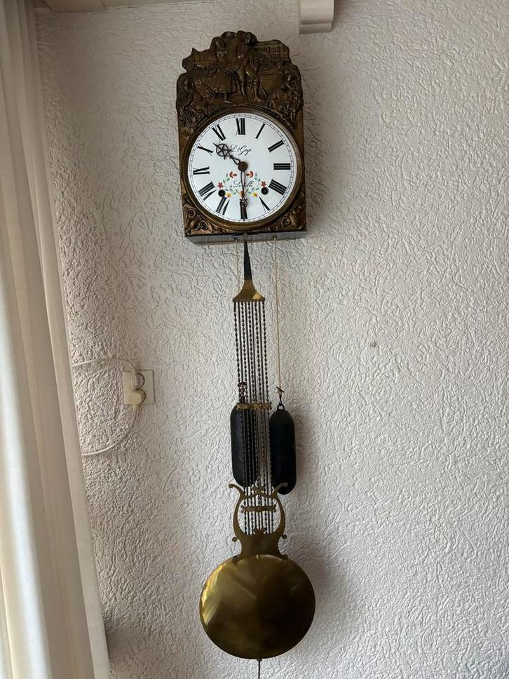 Comtoise klok met bloemornament en datumwijzer, Antiek en Kunst, Antiek | Klokken, Ophalen