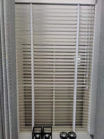 Witte houten lamellen beschikbaar voor biedingen