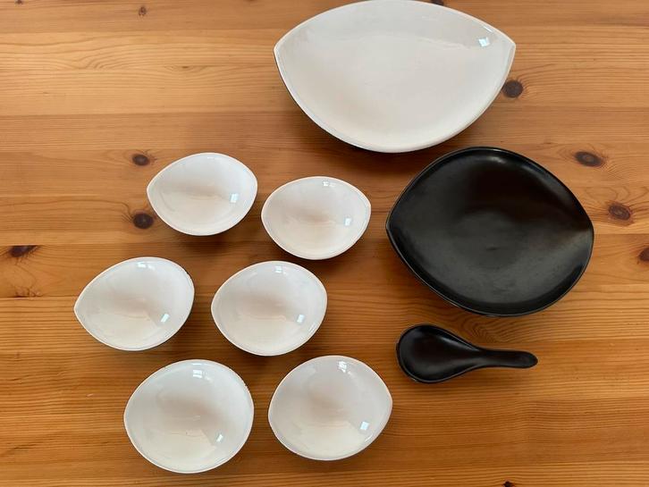 Oosters servies: 2 schaaltjes met 6 sausschaaltjes en lepel, Huis en Inrichting, Keuken | Servies, Zo goed als nieuw, Schaal of Schalen