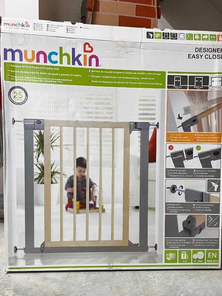 Munchkin traphekje bruin hout grijs staal nieuwstaat 75-82, Kinderen en Baby's, Traphekjes, Zo goed als nieuw, Klemhekje, Hout