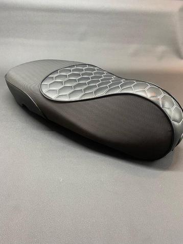 Vespa Sprint zadel met lichtgrijs draad beschikbaar voor biedingen