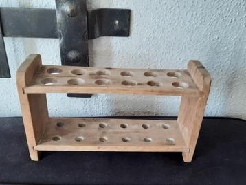 Houten laboratoriumrekje,vergrijsd ,sleets ,landelijk stoer  beschikbaar voor biedingen