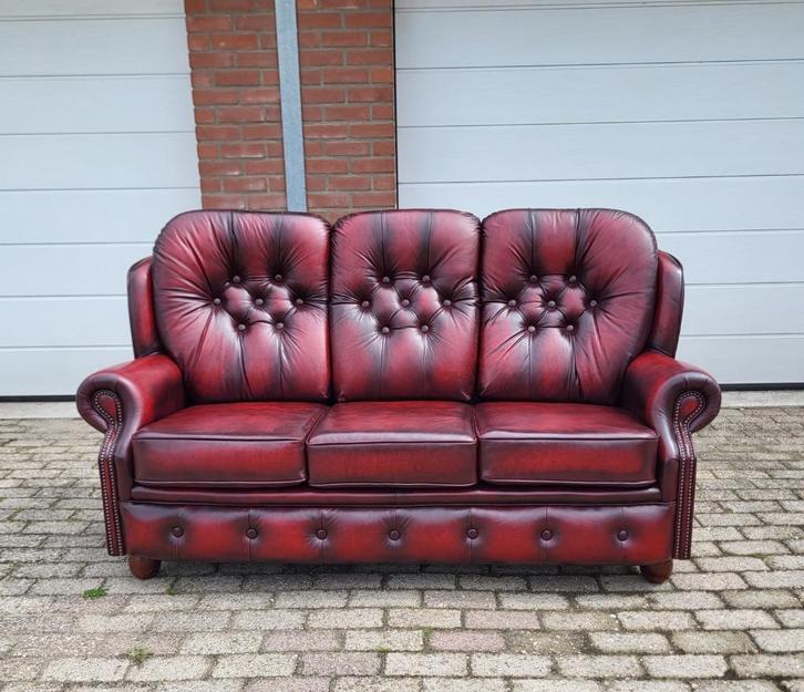 Chesterfield bank rood leer, origineel made in England, Huis en Inrichting, Banken | Bankstellen, Gebruikt, Tweepersoons, 75 tot 100 cm