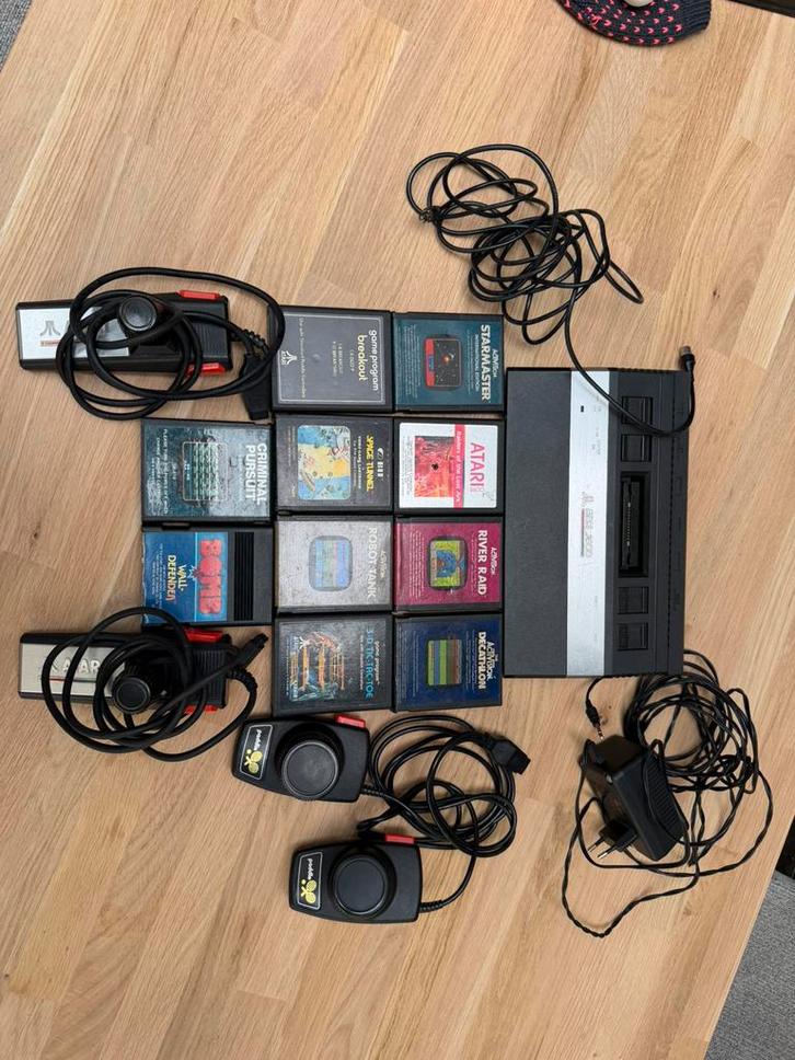 Atari 2600, Spelcomputers en Games, Spelcomputers | Atari, Gebruikt, Atari 2600, Met 3 controllers of meer, Met games, Ophalen of Verzenden