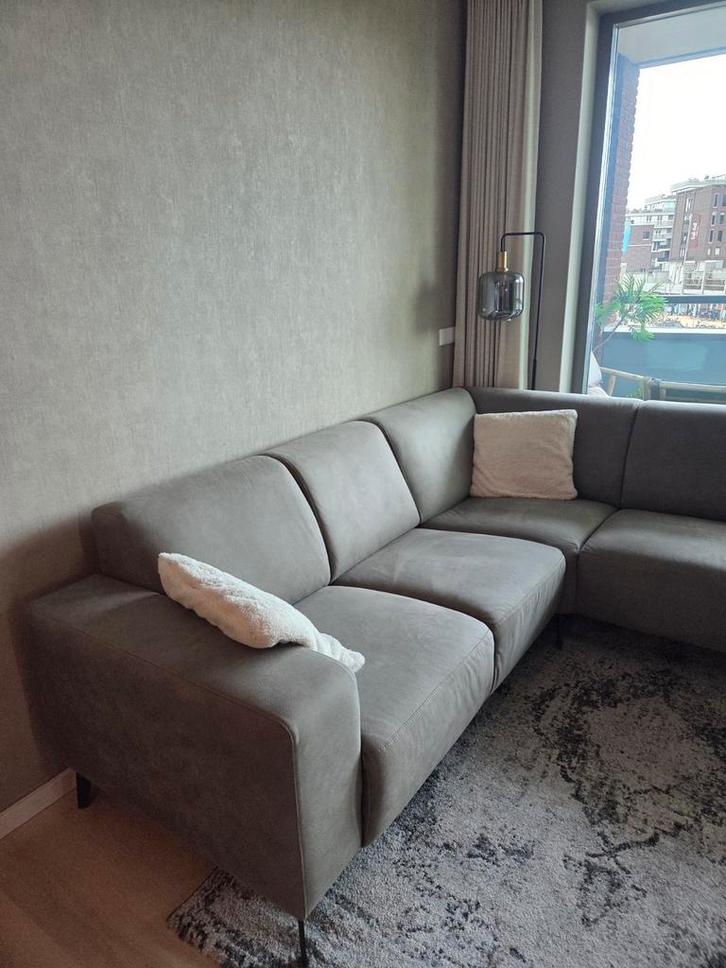 MOET WEG - Taupe hoekbank Puento van Pronto - twee jaar oud, Huis en Inrichting, Banken | Complete zithoeken, Zo goed als nieuw