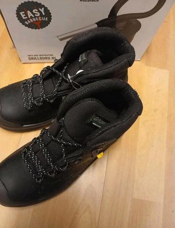 Nieuwe werkschoenen maat 43 beschikbaar voor biedingen