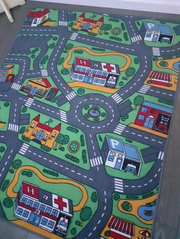 Speelkleed wegen en huizen 130x160 cm. beschikbaar voor biedingen