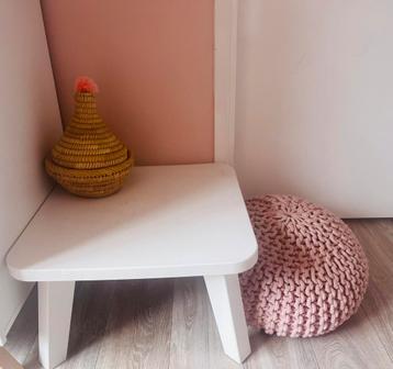 Lage witte houten tafel beschikbaar voor biedingen