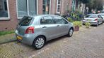 Toyota Yaris 1.0 12V Vvt-i 5DR Terra 2006 Grijs, Auto's, Voorwielaandrijving, 527 kg, 750 kg, Origineel Nederlands