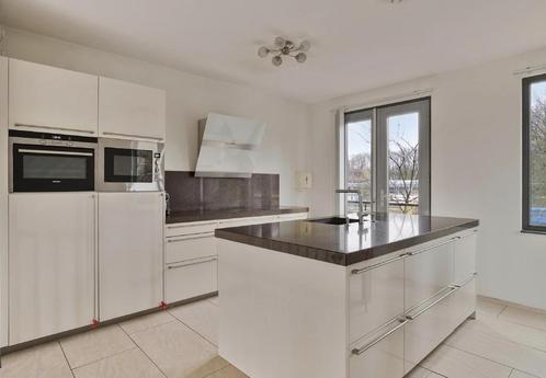 Moderne Luxe Hoogglans Witte Keuken met Eiland- Luxe apartuu, Huis en Inrichting, Keuken | Complete keukens, Zo goed als nieuw