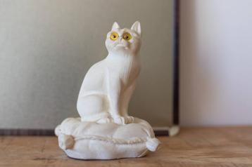 Grieks handgesneden albasten kattenbeeldje op kussen (1990s) beschikbaar voor biedingen