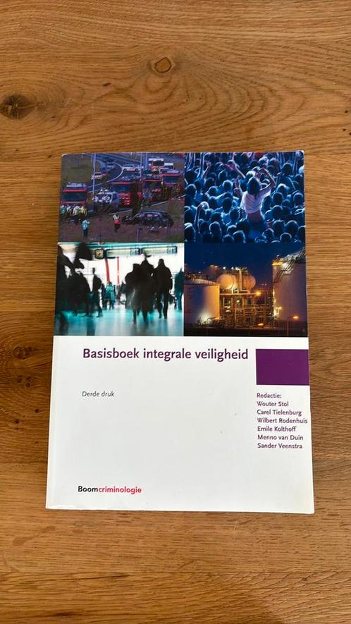 Basisboek integrale veiligheid, Boeken, Politiek en Maatschappij, Zo goed als nieuw, Maatschappij en Samenleving, Nederland, Ophalen