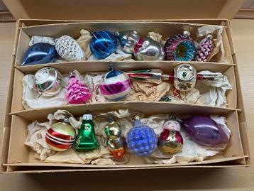 Doos antieke kerstballen en piek beschikbaar voor biedingen