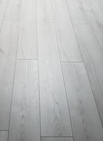 GEZOCHT 90m2 wit-grijs laminaat, 75 m² of meer, Ophalen of Verzenden, Zo goed als nieuw, Grijs