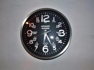 Leerzame klok zwart 30 cm beschikbaar voor biedingen