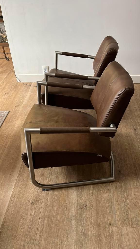 2 Bruine design leren fauteuils, izgs, met ronde rvs frame, Huis en Inrichting, Fauteuils, Zo goed als nieuw, Leer, 50 tot 75 cm