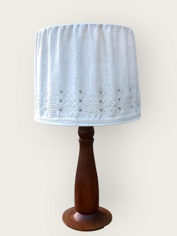 Scandinavische teakhouten Mid-Century lamp met Hardanger kap beschikbaar voor biedingen