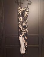Zwarte jurk met bloemenprint en split - Maat S, Kleding | Dames, Jumpsuits, Ophalen of Verzenden, Gedragen, Maat 36 (S), Zwart