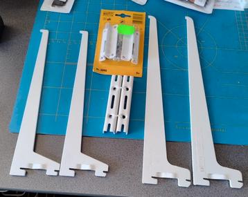 2 stel planken dragers met ophangen steunen  beschikbaar voor biedingen