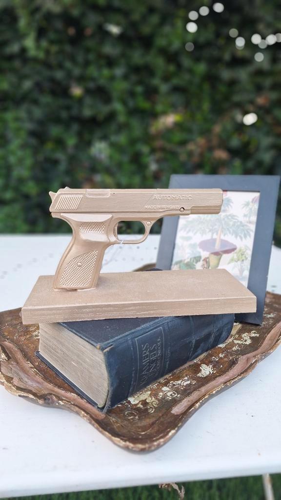 Komisch decoratief goudkleurig pistool, wapen, gun, Huis en Inrichting, Woonaccessoires | Overige, Gebruikt, Ophalen of Verzenden