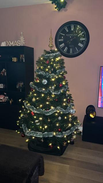 Kunstkerstboom met ledverlichting beschikbaar voor biedingen