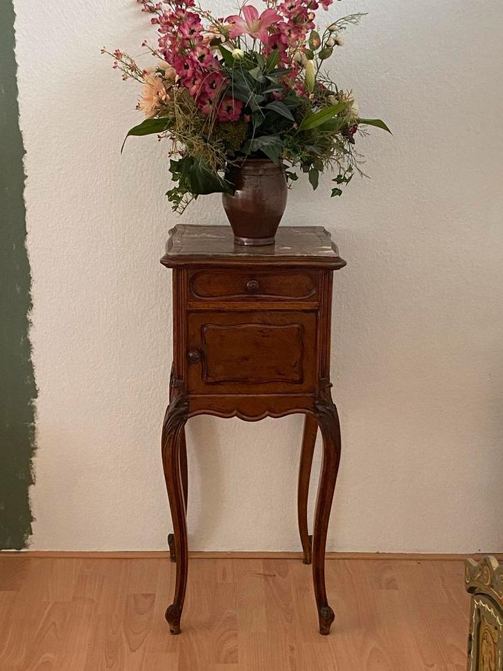 Noten nachtkastje met marmeren blad, Antiek en Kunst, Antiek | Meubels | Kasten, Ophalen