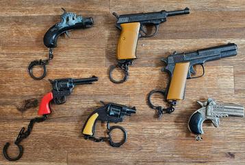 Geweertjes sleutelhangers  beschikbaar voor biedingen