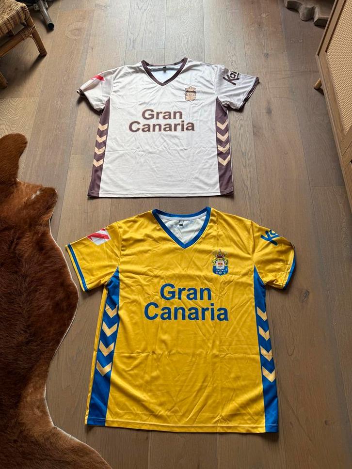2 Las Palmas voetbalshirts XL - Gedragen, Verzamelen, Sportartikelen en Voetbal, Zo goed als nieuw, Buitenlandse clubs, Ophalen of Verzenden