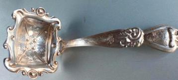 Antiek uit 1847  zilver strooilepel  suikerstrooilepel    beschikbaar voor biedingen